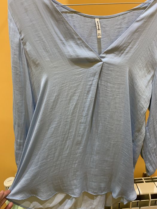 Túnica azul-claro “Stradivarius” tamanho L com decote em V