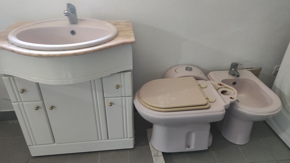 Louças e móvel de casa de banho
