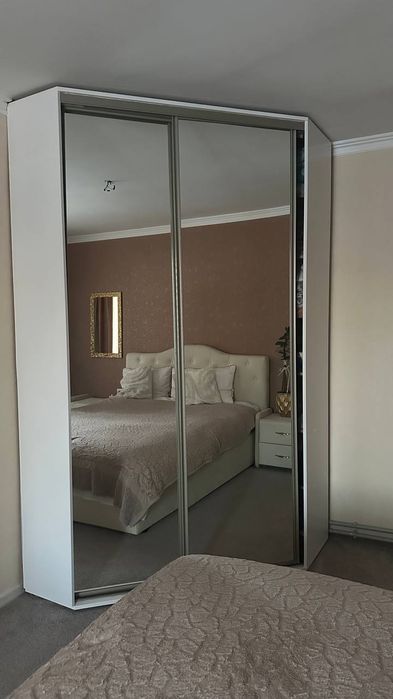 Шафа велика кутова, великі зеркала, полички