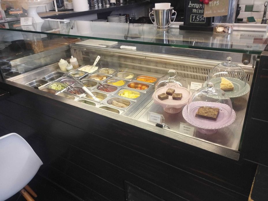 vitrine frigorifica integrada dentro de um balcão de madeira