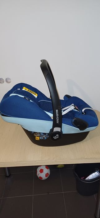 Fotelik Nosidełko  i bazą MaxiCosi