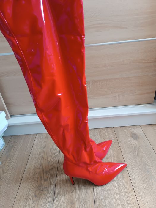 Czerwone lakierowane kozaki