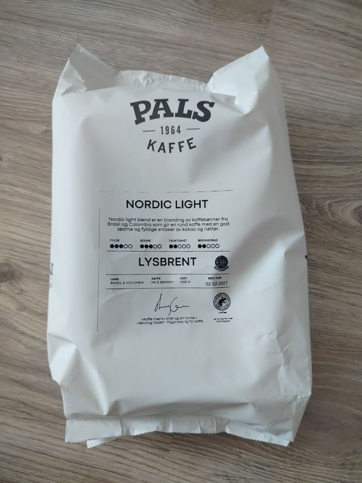 Kawa ziarnista 1 kg o smaku orzechowo-karmelowym.
