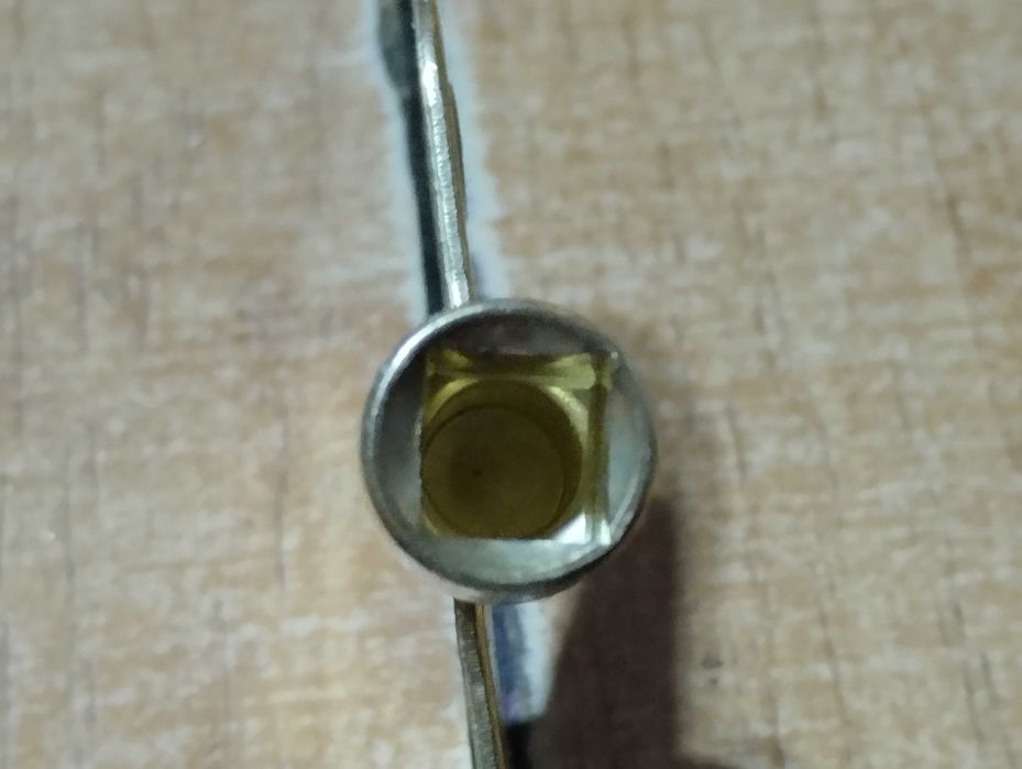 kluczyk metalowy z otworem kwadratowym