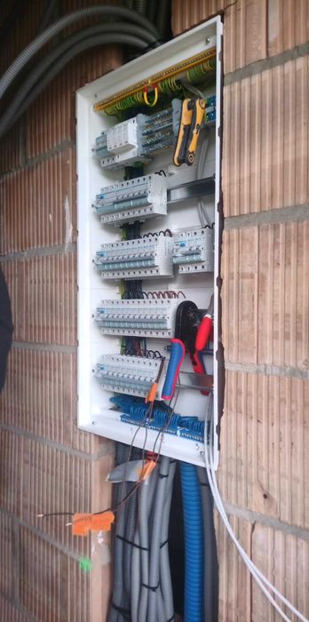 Usługi instalacji elektycznych