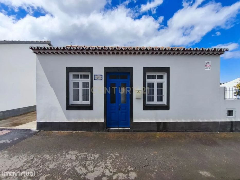 Moradia T1+1 Renovada com Potencial de Investimento – Lomba da Fazenda