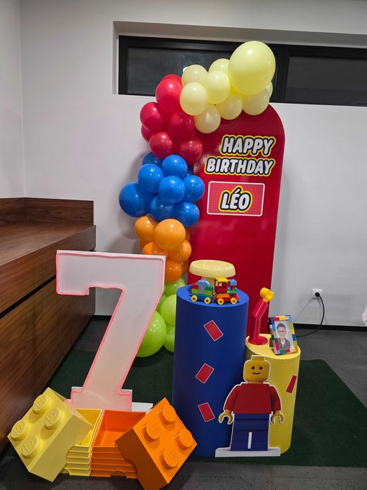 Mobiliário, dispositivos e artigos de decoração de festas