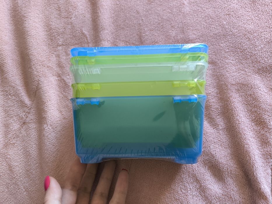 3 caixas empilháveis coloridas seladas