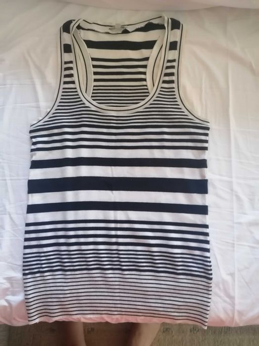 T shirt sem mangas às riscas.