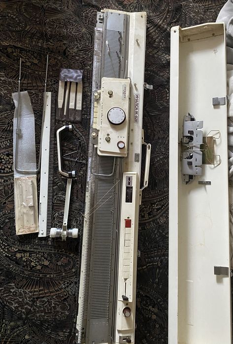 В'язальна машина, машина для в'язання.