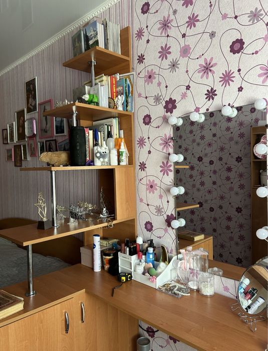 Туалетний стіл, дзеркало, полиці