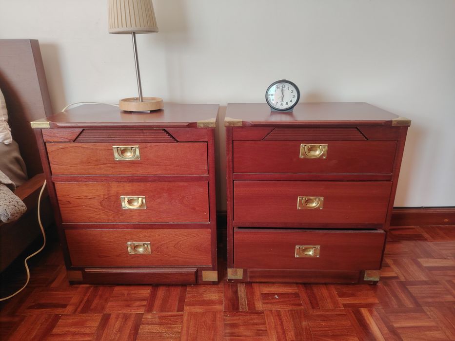 Conjunto em muito bom estado 2 mesas de cabeceira 1 cómoda e espelho