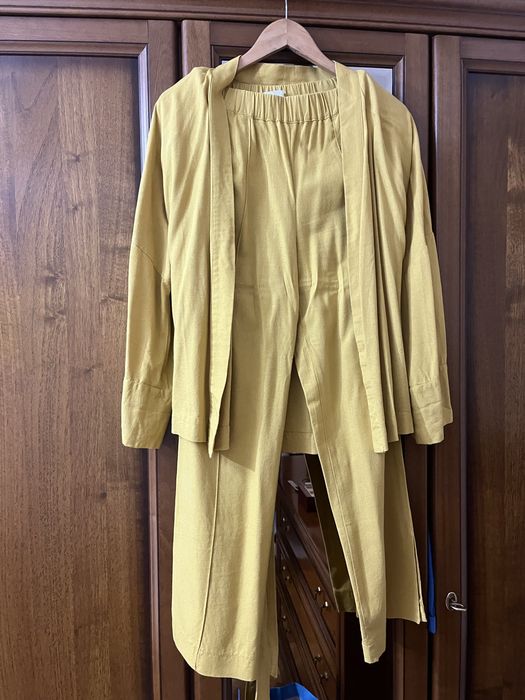 Жіночий літній костюм