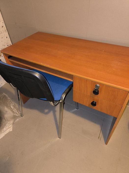 Biurko z krzesłem .