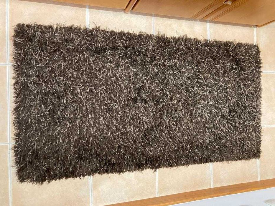 Conjunto de 3 tapetes castanhos e 1 carpete verde, pelo medio