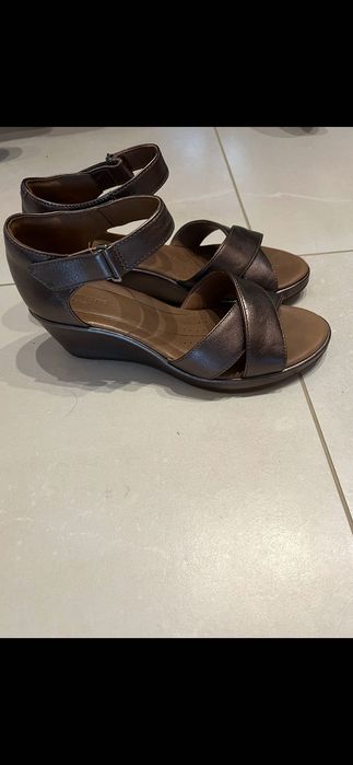 Skórzane sandały na platformie firmy Clarks rozmiar 41
