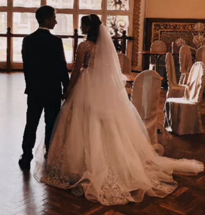 Весільна сукня та туфлі