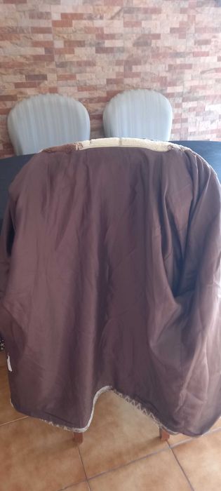 Casaco de senhora em tons castanhos e bejes