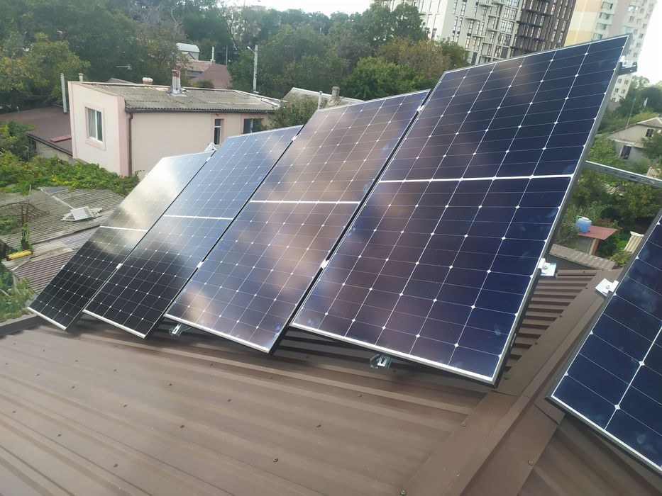 Монтаж солнечных панелей, инвертора, АКБ, заземление