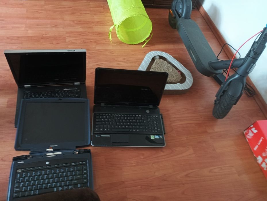 Sprzedam 3 laptopy stan uszkodzony