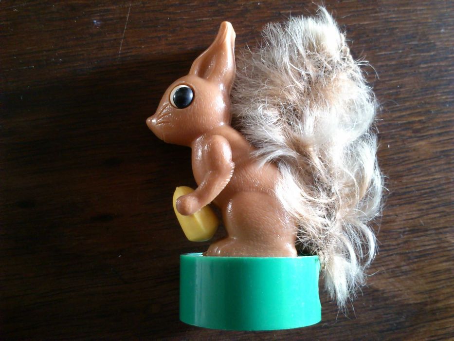 Afia lápis de coleção anos 70, esquilo come avelã quando se puxa  rabo