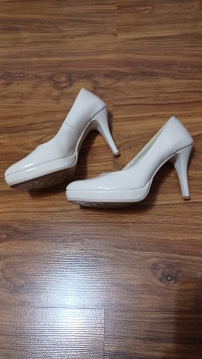 Sprzedam buty na obcasie