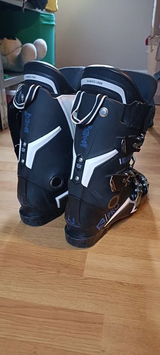 Buty narciarskie, kaski