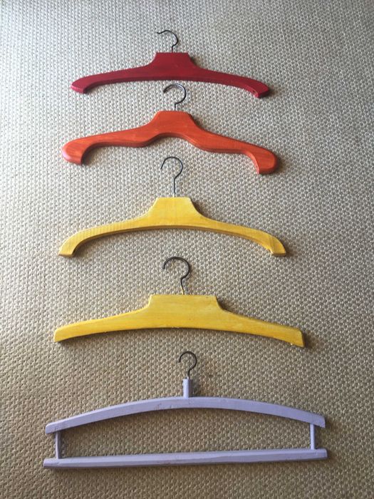 Cabides pintados em madeira nobre e cabide de madeira recortado