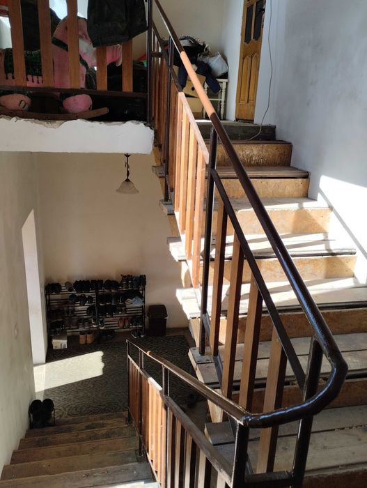 Будинок з приміщенням та обладнанням для шиномонтажу