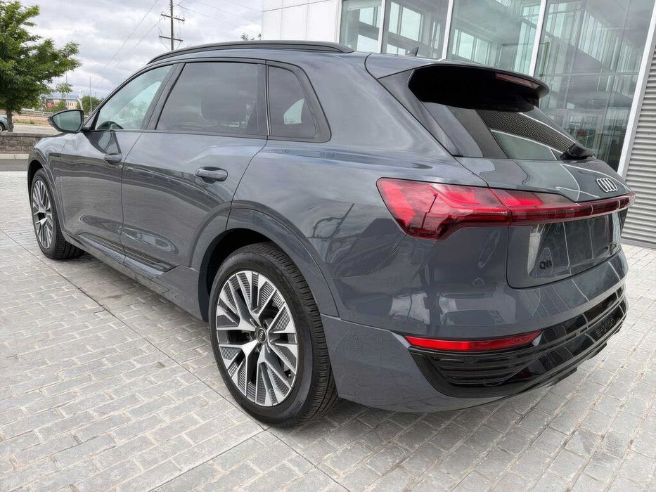 Audi Q8 E-Tron      2024