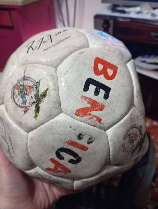 Bola do Benfica assinado Nuno Gomes etc