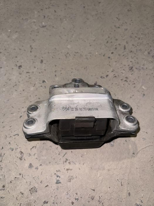 Подушка двигуна ліва Passat B7 3795701