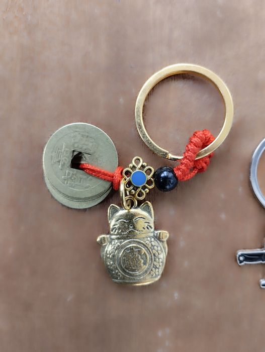 Кот-рыболов брелок для ключей кіт на удачу