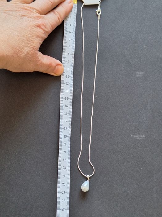 Wisiorek perełka łezka na łańcuszku