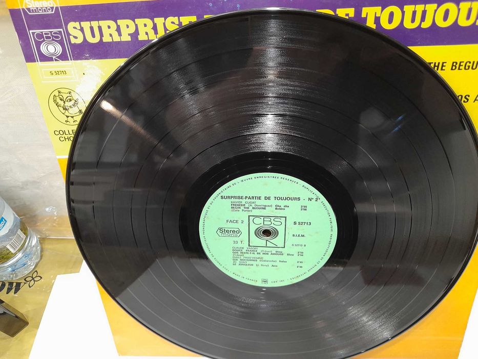 2 discos em Vinil LP, " SURPRISE PARTIE DE TOUJOURS nº 2 " e "ELIZABETH SERANADE " muito antigos em bom estado.