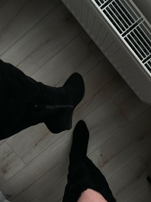 Зимові чорні замшеві ботфорти на хутрі та танкетці 10 см