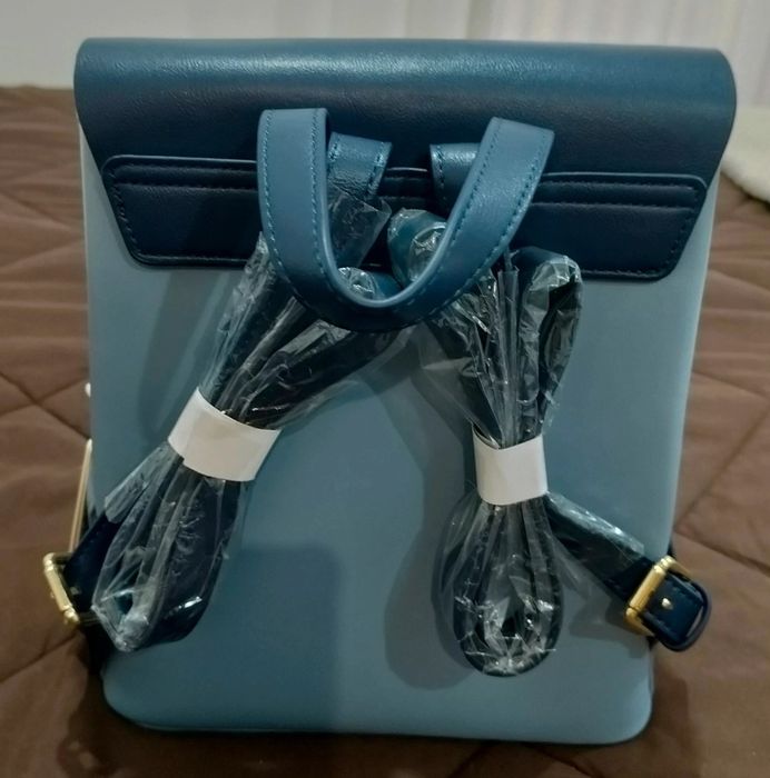 Mochila azul nova