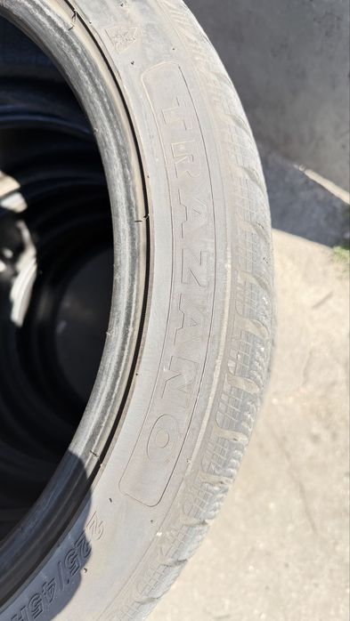 Продам зимову гуму 225/45 R18