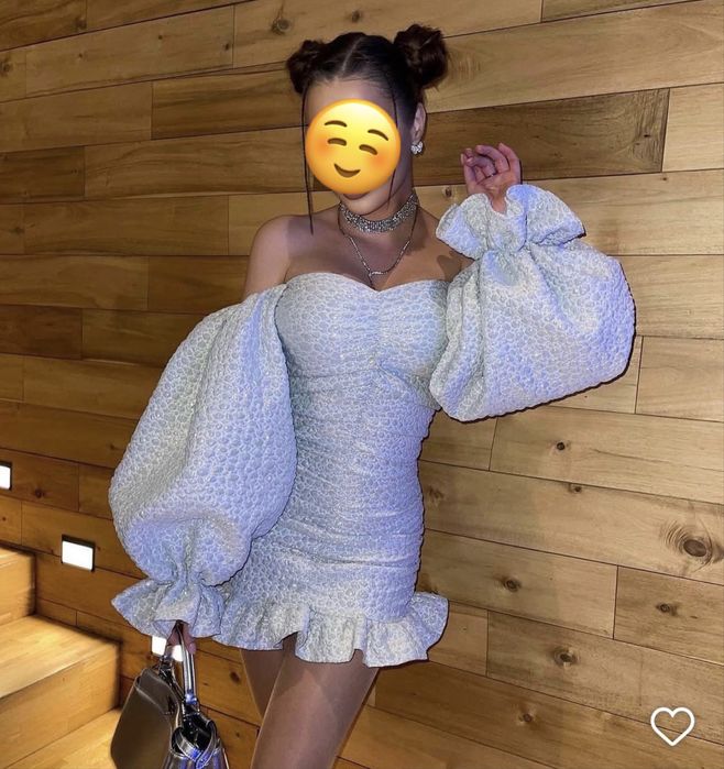 Сукня з ефектом моделювання фігури з обʼємними рукавами