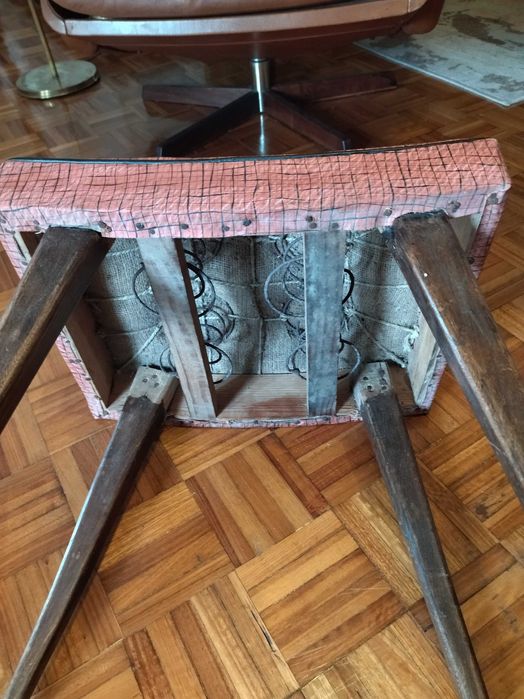 Banco pousa pés muito antigo e em muito bom estado.