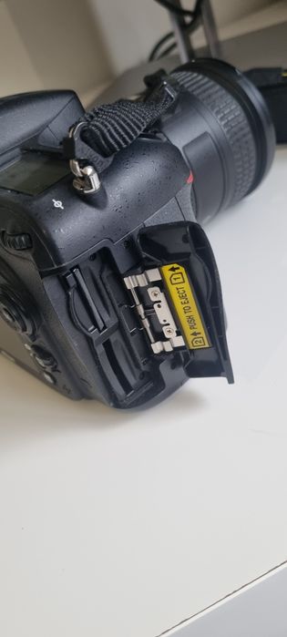 Nikon D7100 com lente 18-200