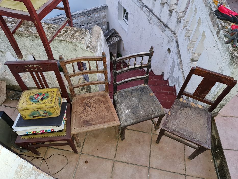 Conjunto de cadeiras, poltrona e banqueta