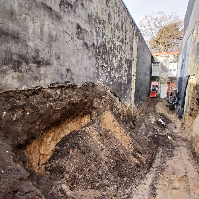 Demolições /desmonte manual de  edifícios em  pedra