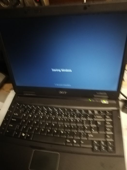 Portátil Acer com carregador a funcionar