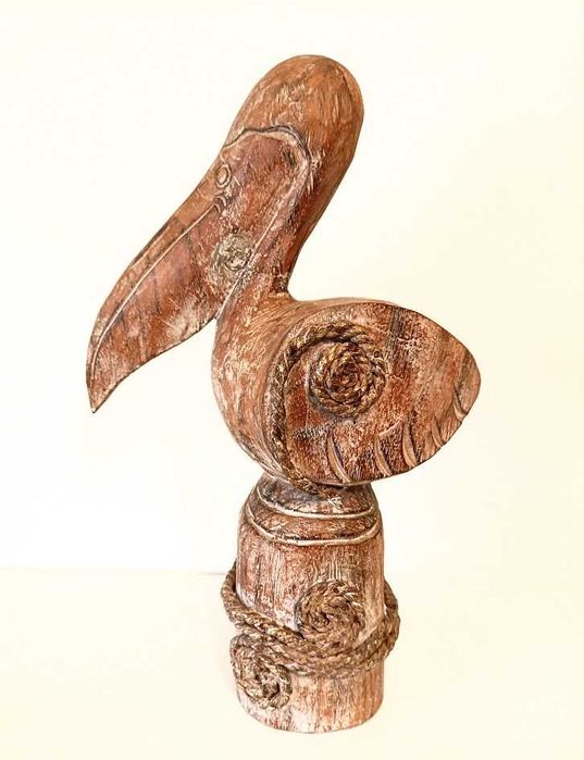 Estatueta vintage de pelicano em madeira artesanal