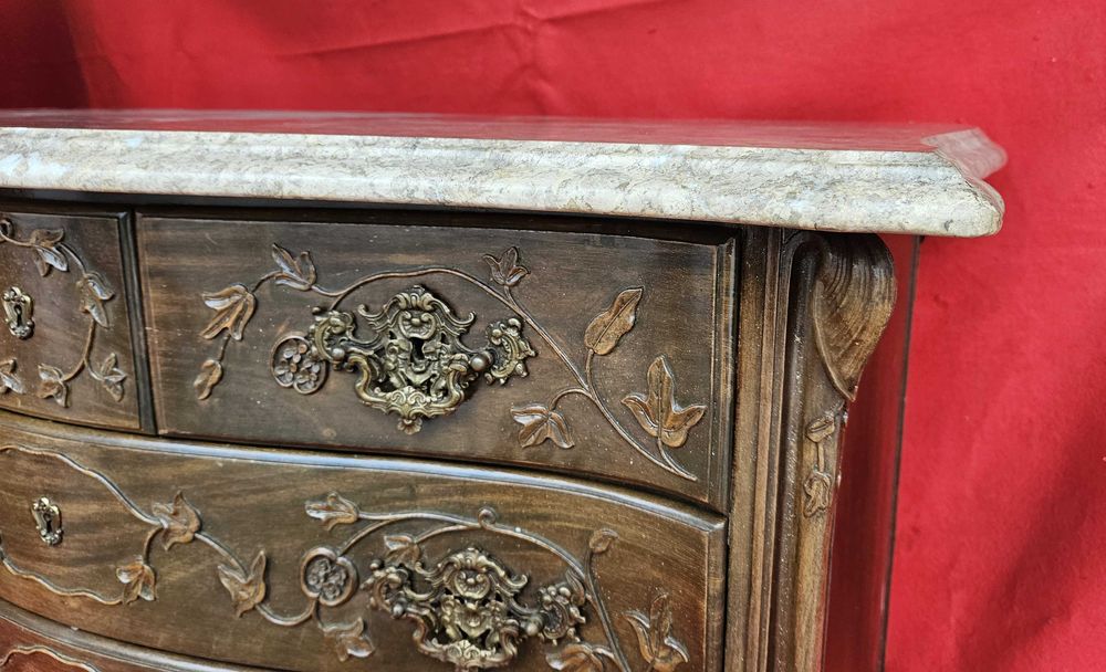 Cómoda antiga de madeira trabalhada e tampo em pedra