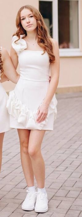 Святкова біла сукня