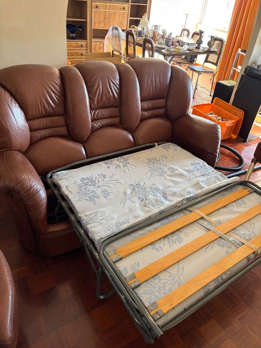 Sofá cama 3 lugares em pele