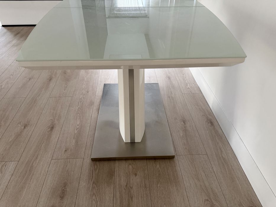 Biały rozkladany stół