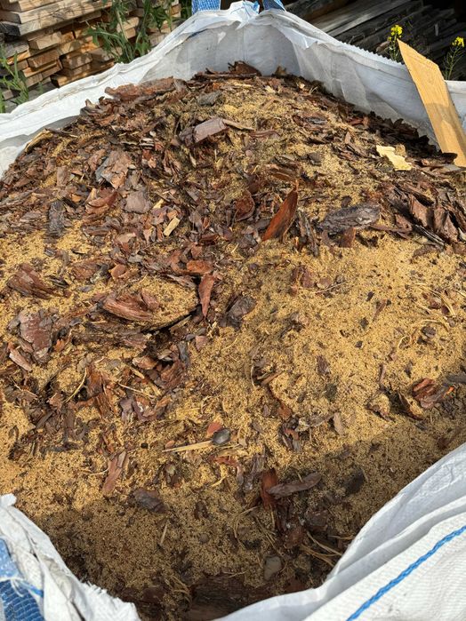 Trociny sosnowe z korą kora  trocina sosna